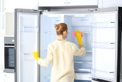 Do you have to clean the fridge when you move out